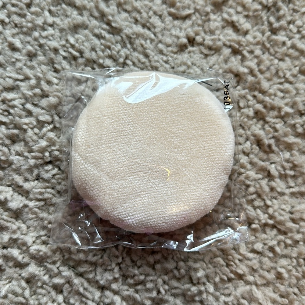 Laura Mercier Makeup Puff - Picture 3 of 3
